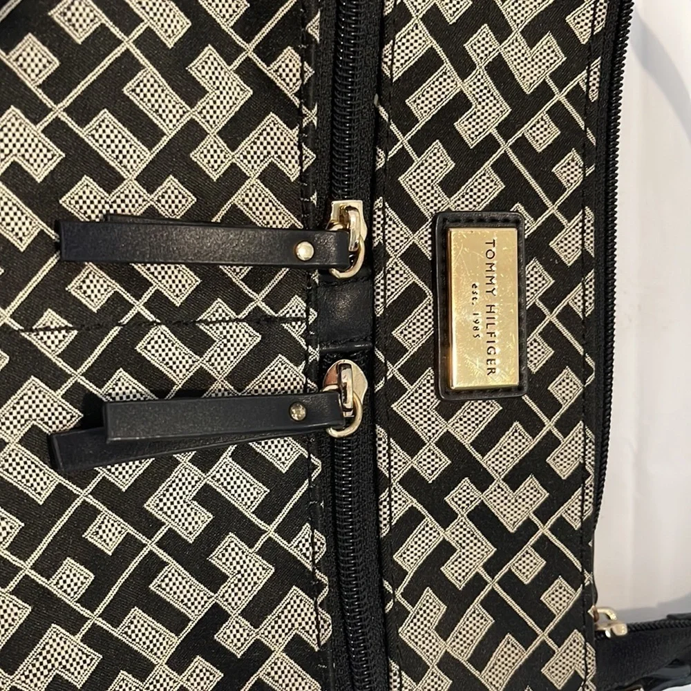 Tommy Hilfiger women’s strapped cross bag - Picture 4 of 8
